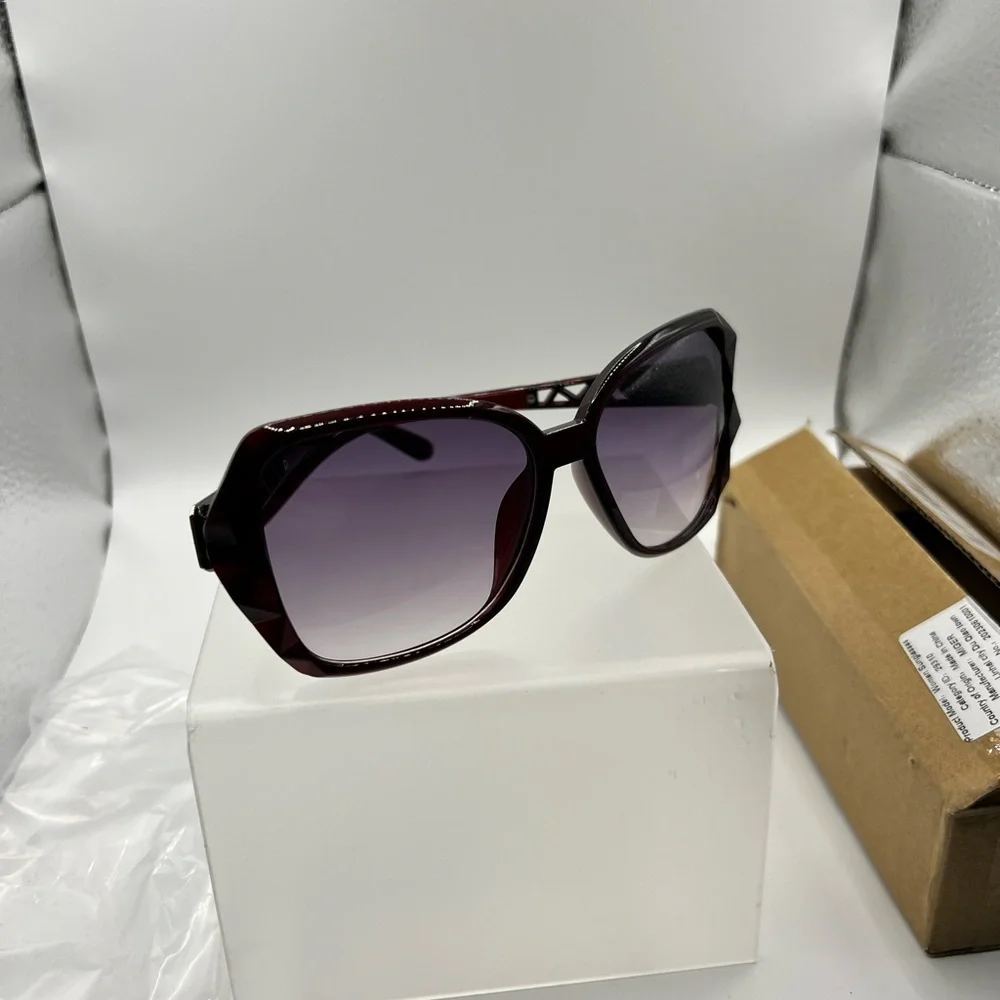 Oversized Sunglasses‎ W/ 3D edges on frames & Silver Tone accents NEW